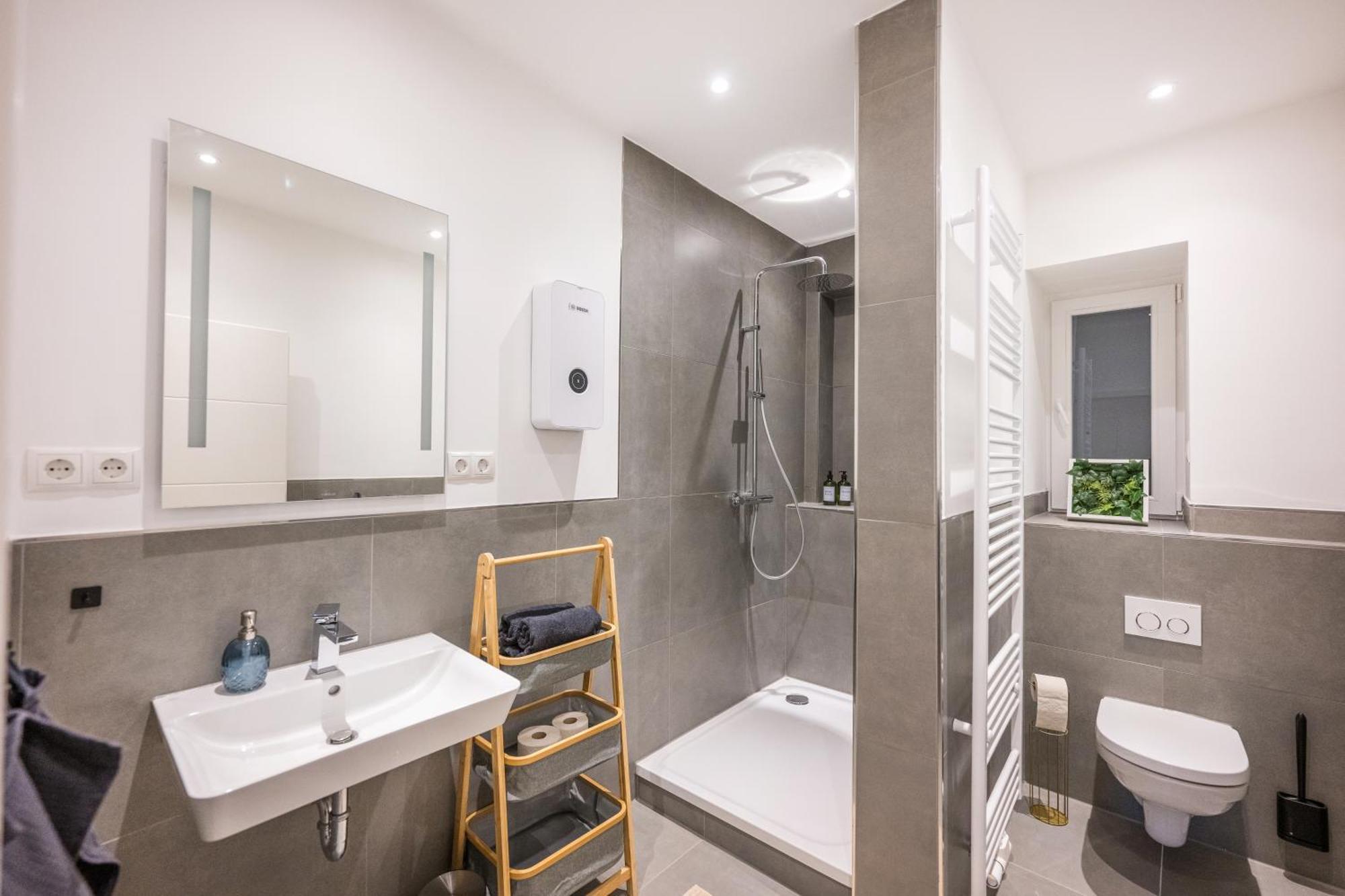 Neu: 100M² - Ideal Fuer Familien/Geschaeftsr. - Hbf Koblenz  Buitenkant foto